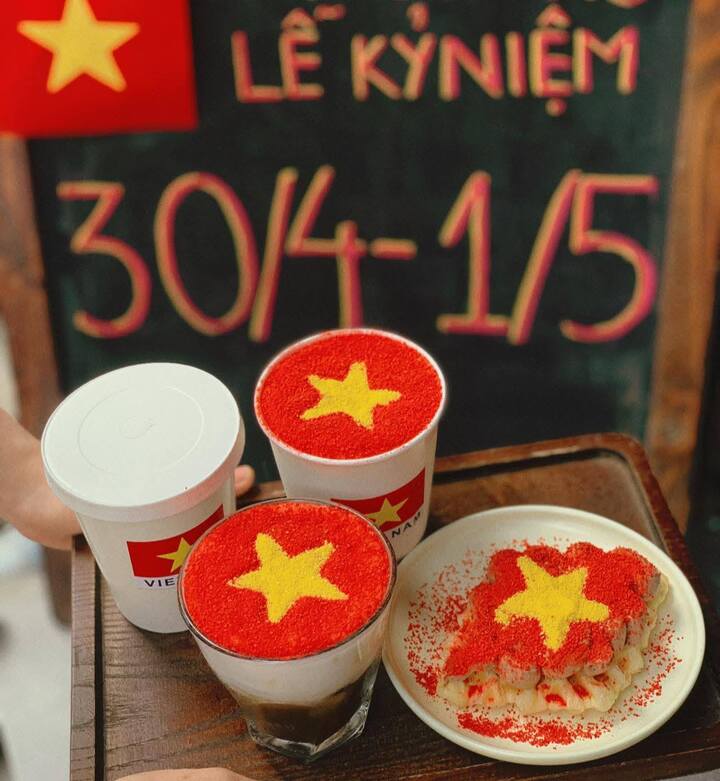 Hàng quán rực rỡ cờ đỏ sao vàng, cà phê, bánh ngọt phiên bản 30/4 gây sốt - Ảnh 4