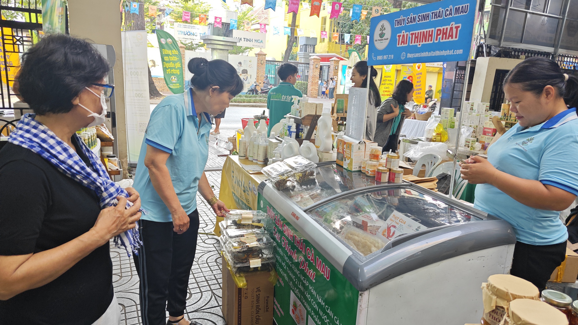 Lo giá đỗ ngâm hóa chất, người tiêu dùng "săn" giá ốm, rễ dài ở chợ xanh - Ảnh 5