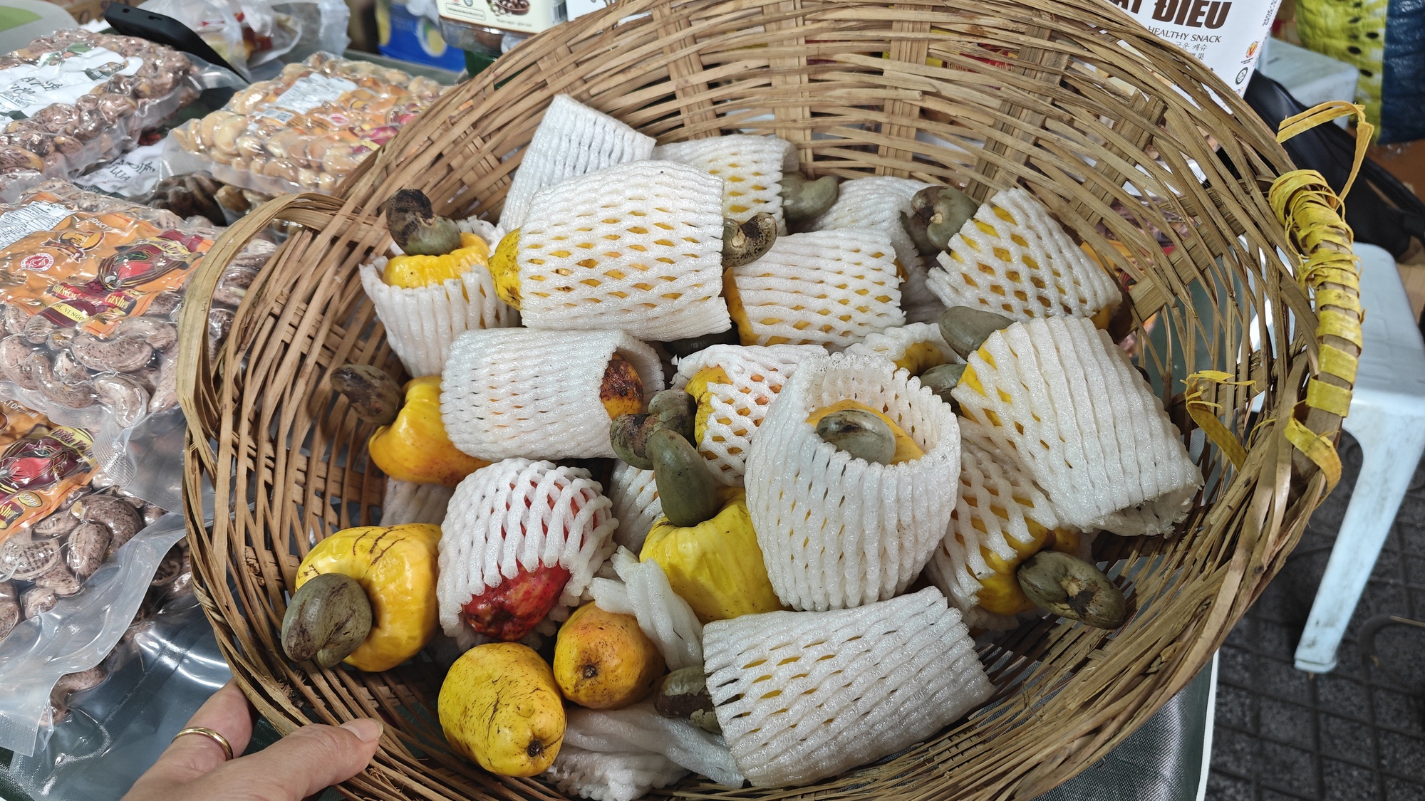 Lo giá đỗ ngâm hóa chất, người tiêu dùng "săn" giá ốm, rễ dài ở chợ xanh - Ảnh 6