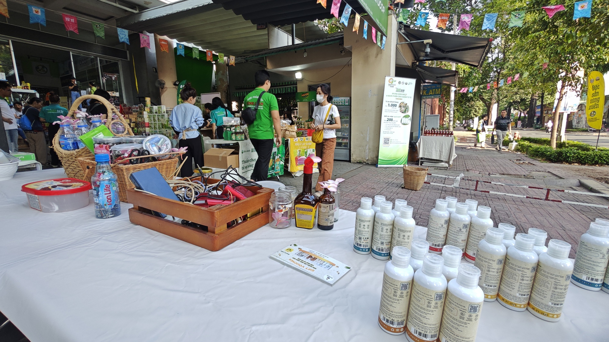 Lo giá đỗ ngâm hóa chất, người tiêu dùng "săn" giá ốm, rễ dài ở chợ xanh - Ảnh 8