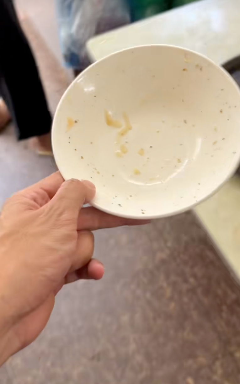 Món ăn Hà Nội khiến khách Tây mê mẩn húp sạch đến tận đáy bát, nhưng người Việt lại chẳng làm thế bao giờ - Ảnh 3