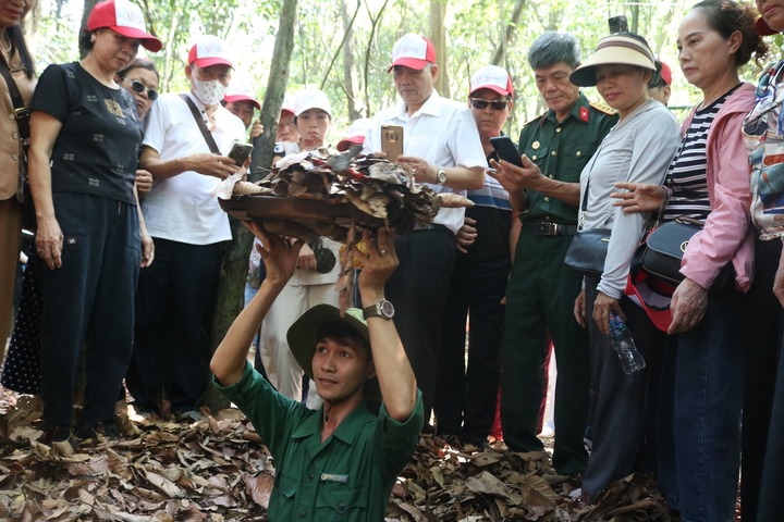 Khách dồn về TP.HCM xem diễu binh, khách sạn hết chỗ, tour địa đạo Củ Chi kín vé - Ảnh 2