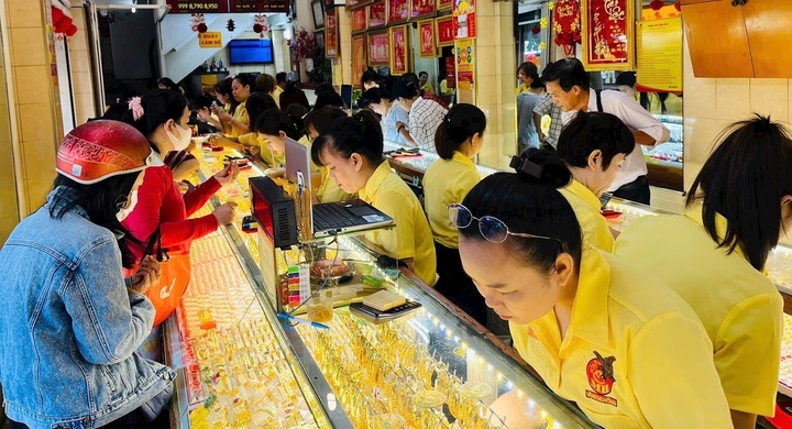 Giá vàng giảm mạnh, nhà đầu tư nên bán hay mua? - Ảnh 2