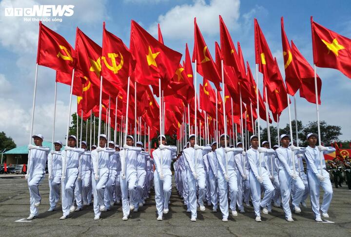 Khách dồn về TP.HCM xem diễu binh, khách sạn hết chỗ, tour địa đạo Củ Chi kín vé - Ảnh 1