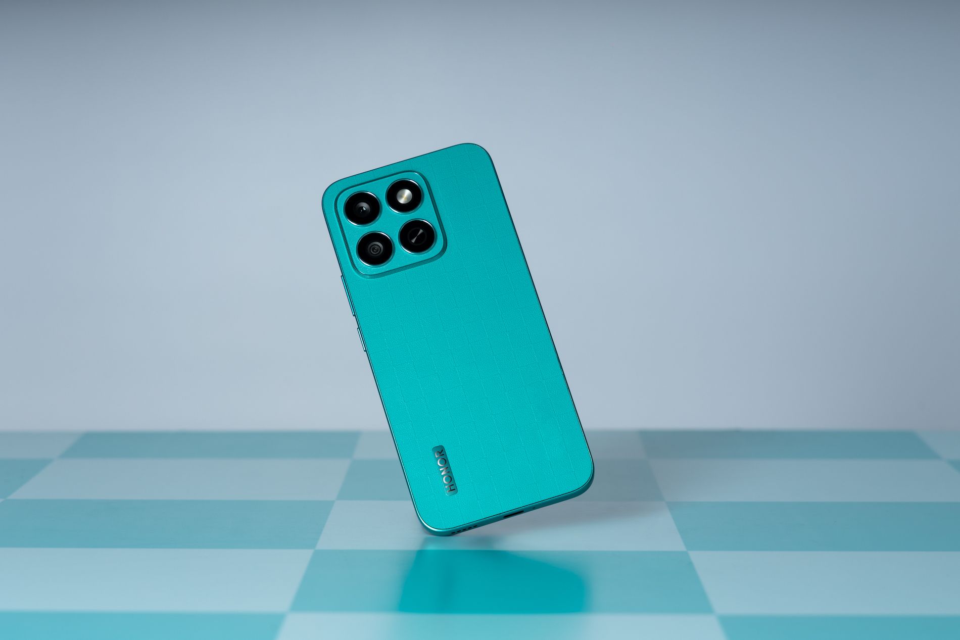 Smartphone 'chiến binh tầm trung', thiết kế mỏng nhẹ, giá từ 7 triệu mở bán tại Việt Nam - Ảnh 2