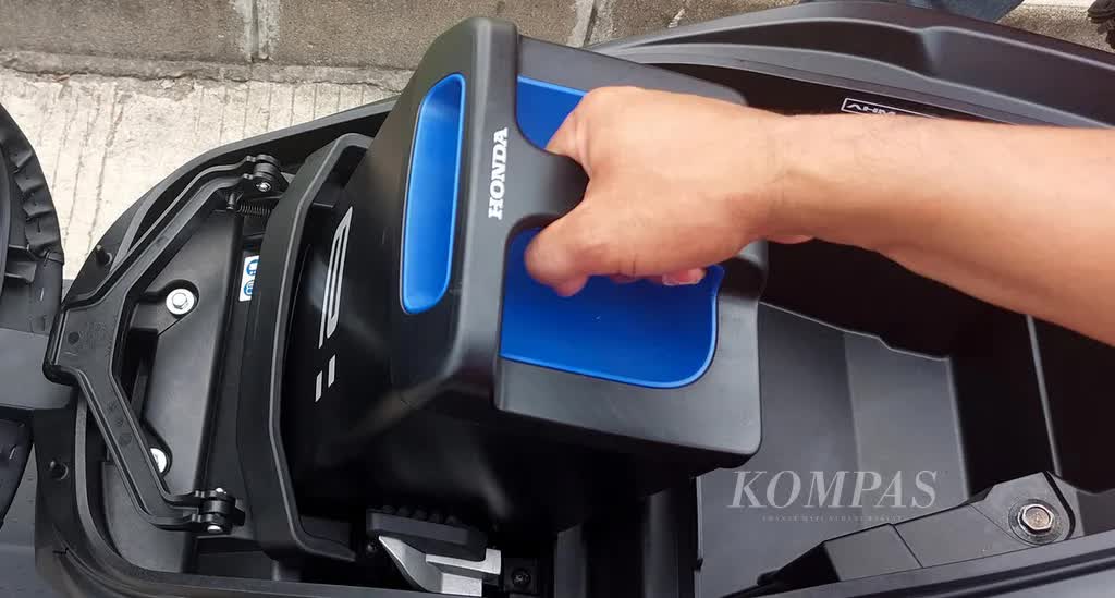 Quyết tâm không để bị tụt lại phía sau, Honda phát triển mẫu xe điện có thể thay pin tại trạm sạc dễ dàng như đi đổ xăng - Ảnh 7