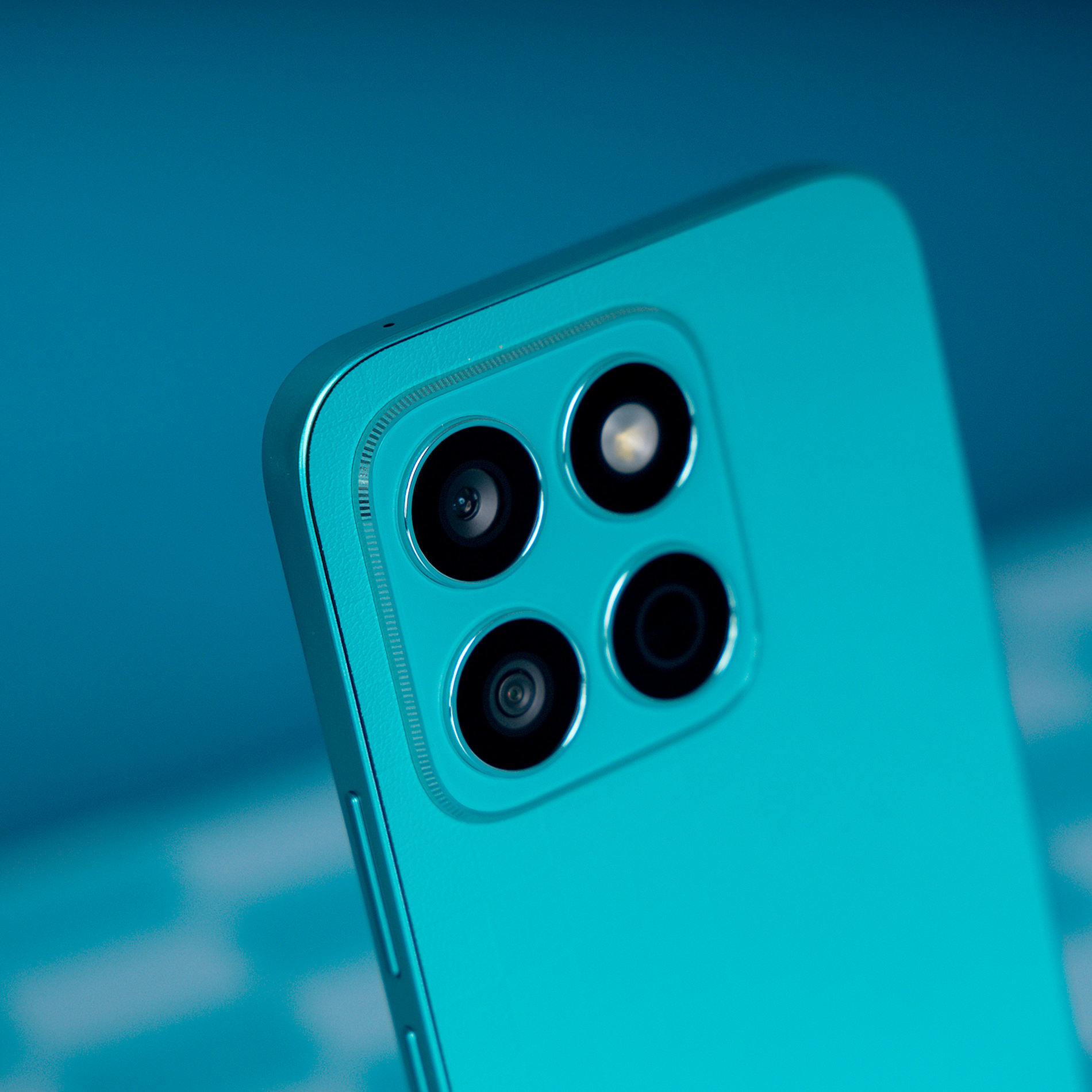 Smartphone 'chiến binh tầm trung', thiết kế mỏng nhẹ, giá từ 7 triệu mở bán tại Việt Nam - Ảnh 3