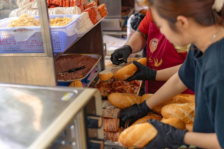Hội chị em rủ nhau ‘xách tay’ bánh mì đắt nhất TP.HCM - Ảnh 3