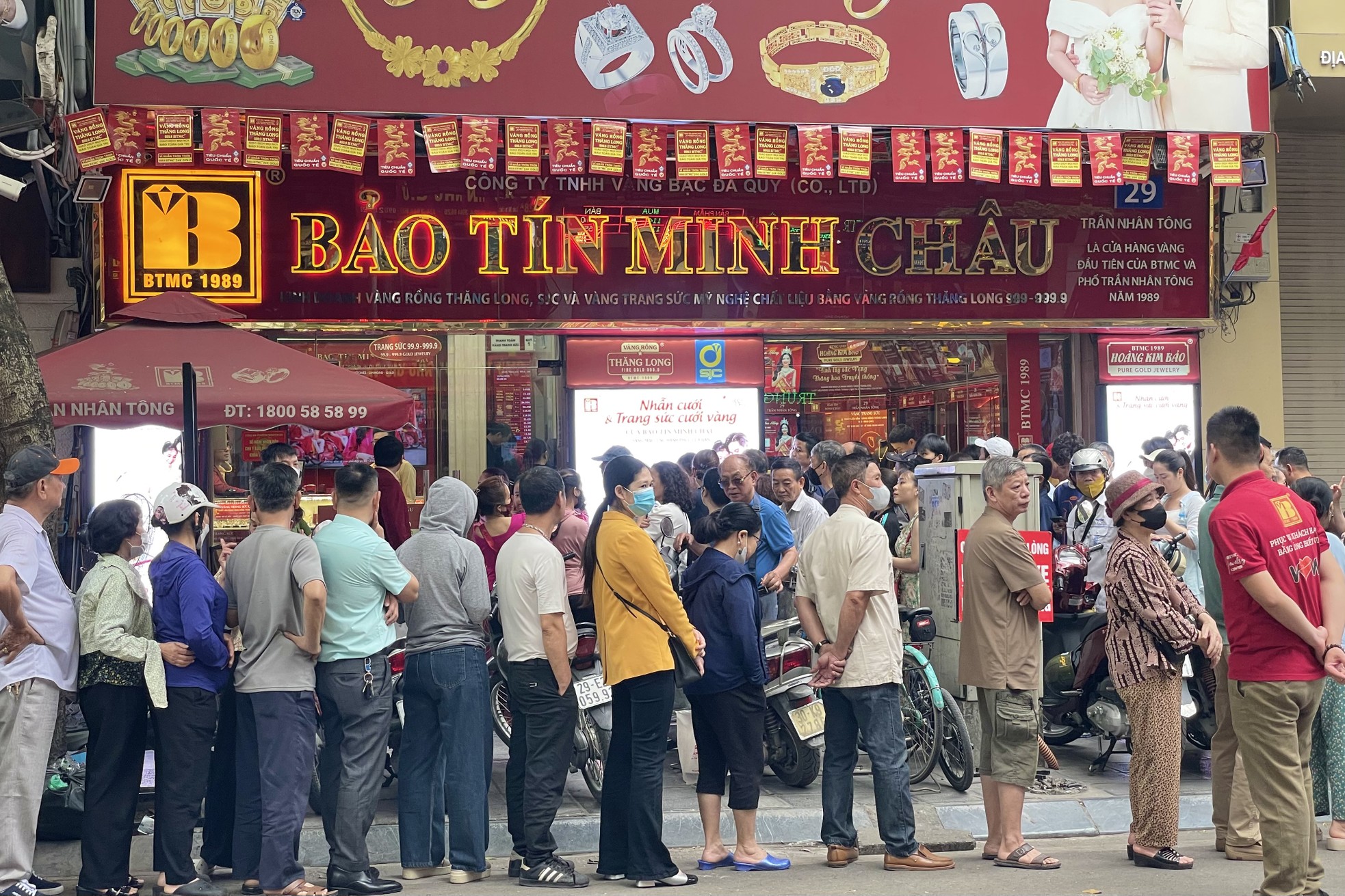 Cảnh tượng chưa từng thấy ở 'phố vàng' Hà Nội - Ảnh 7