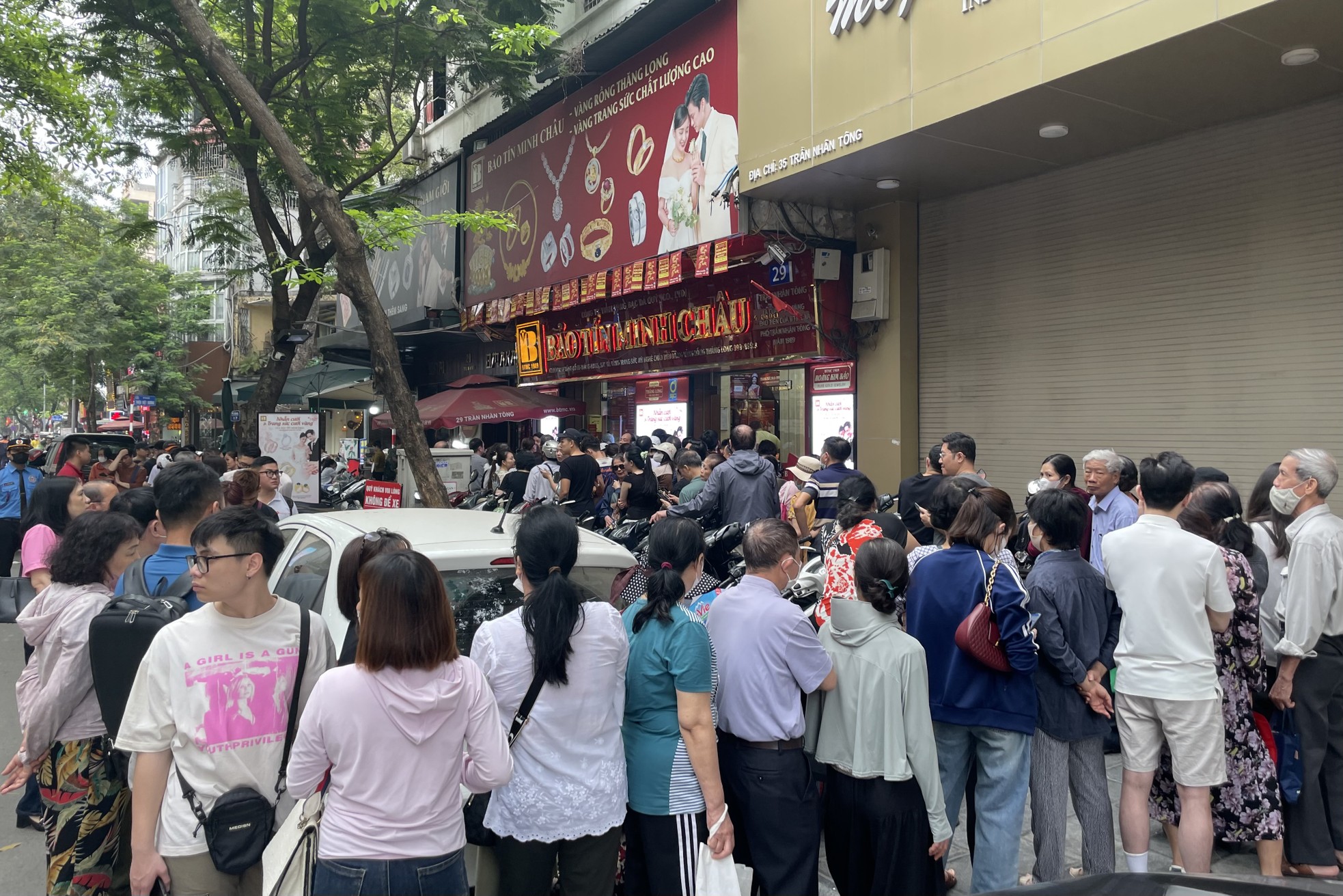 Cảnh tượng chưa từng thấy ở 'phố vàng' Hà Nội - Ảnh 3