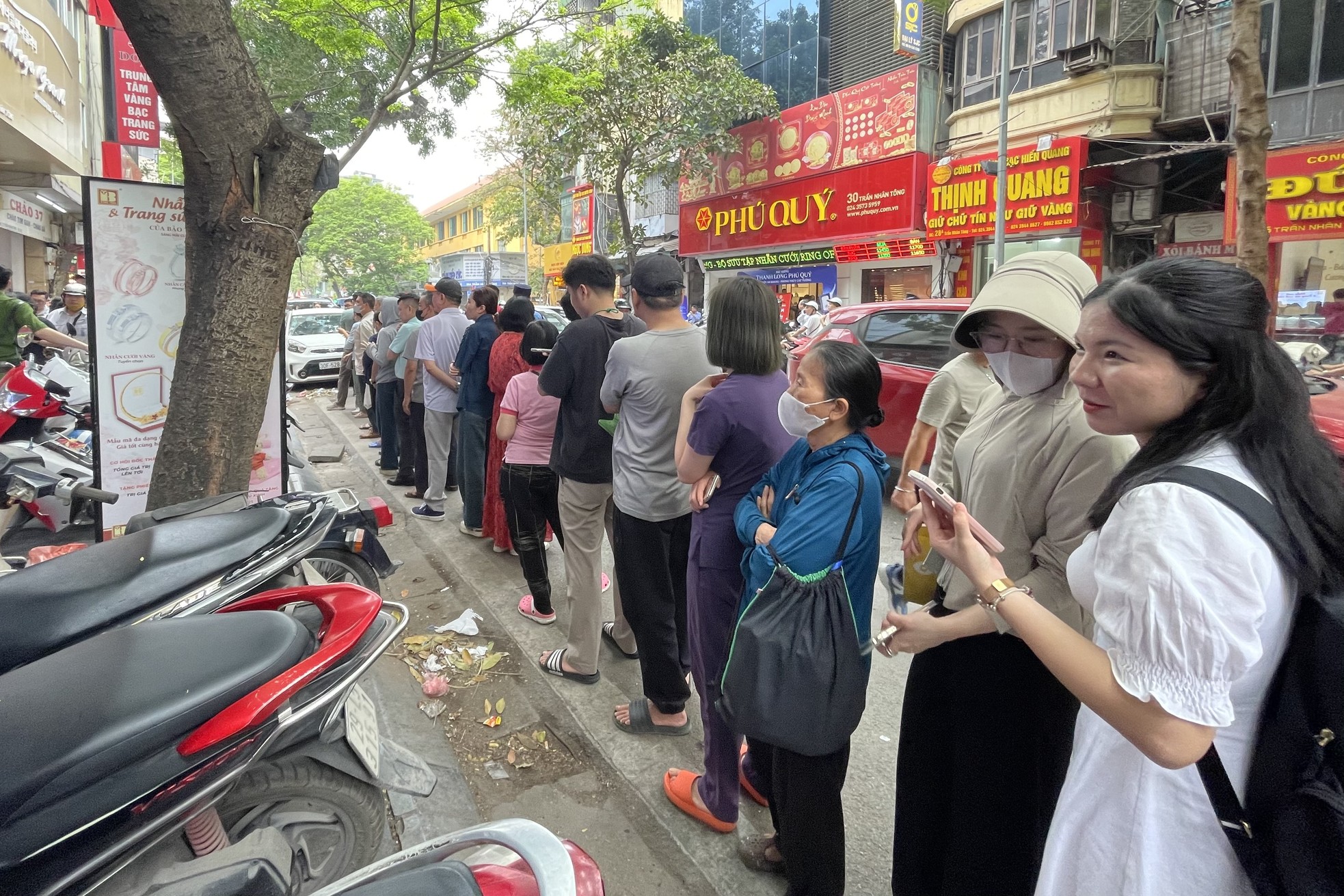 Cảnh tượng chưa từng thấy ở 'phố vàng' Hà Nội - Ảnh 9