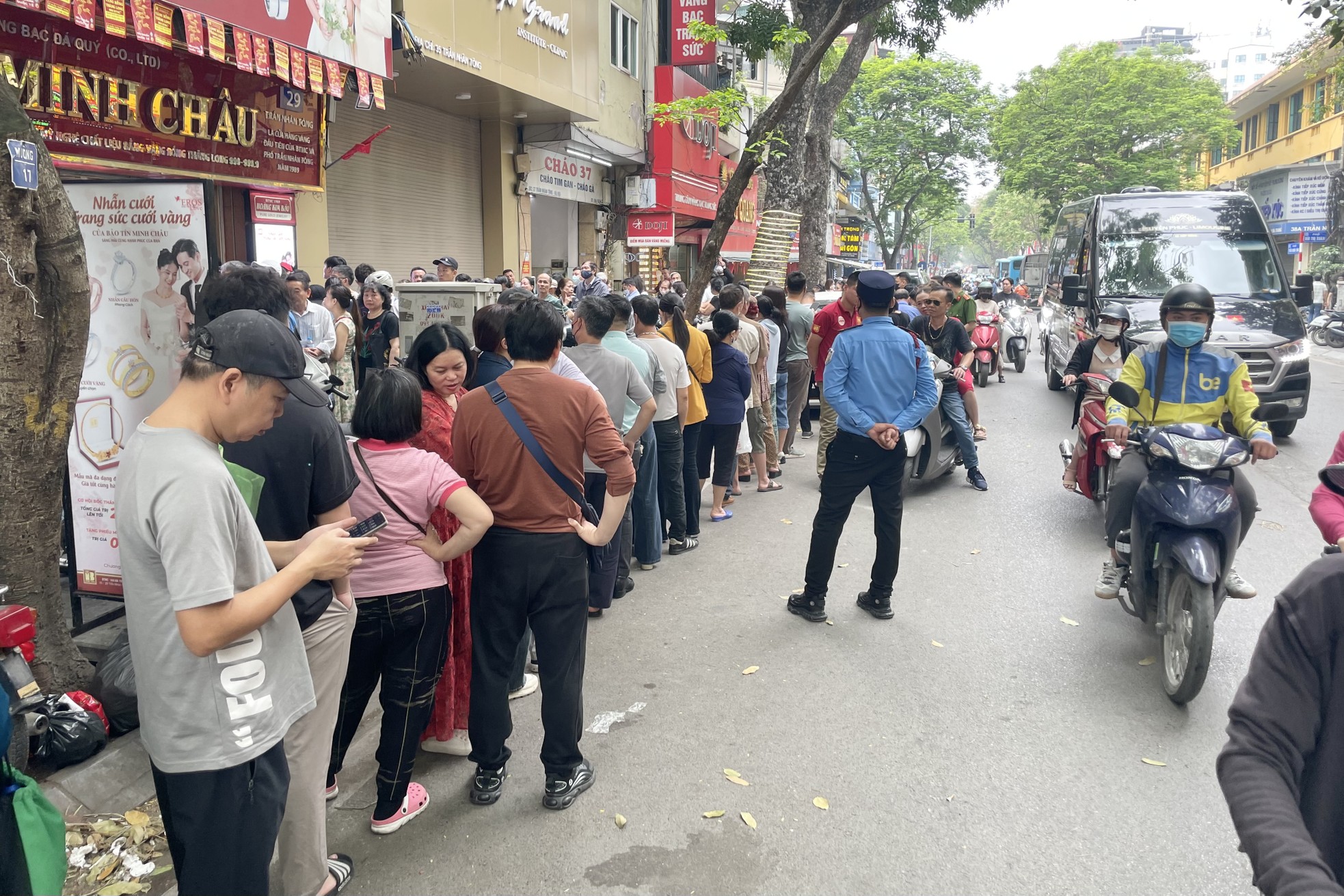 Cảnh tượng chưa từng thấy ở 'phố vàng' Hà Nội - Ảnh 8