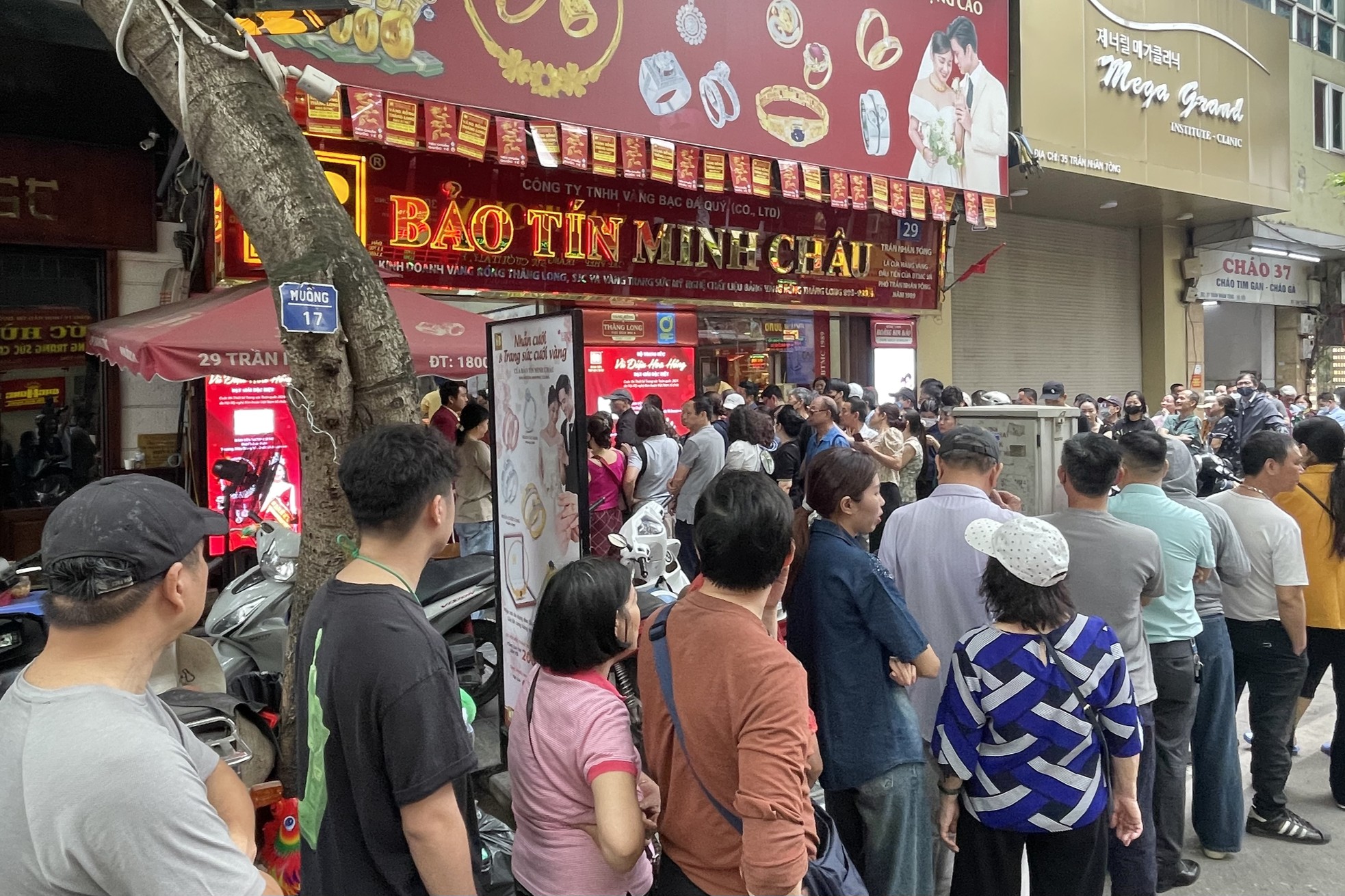 Cảnh tượng chưa từng thấy ở 'phố vàng' Hà Nội - Ảnh 4