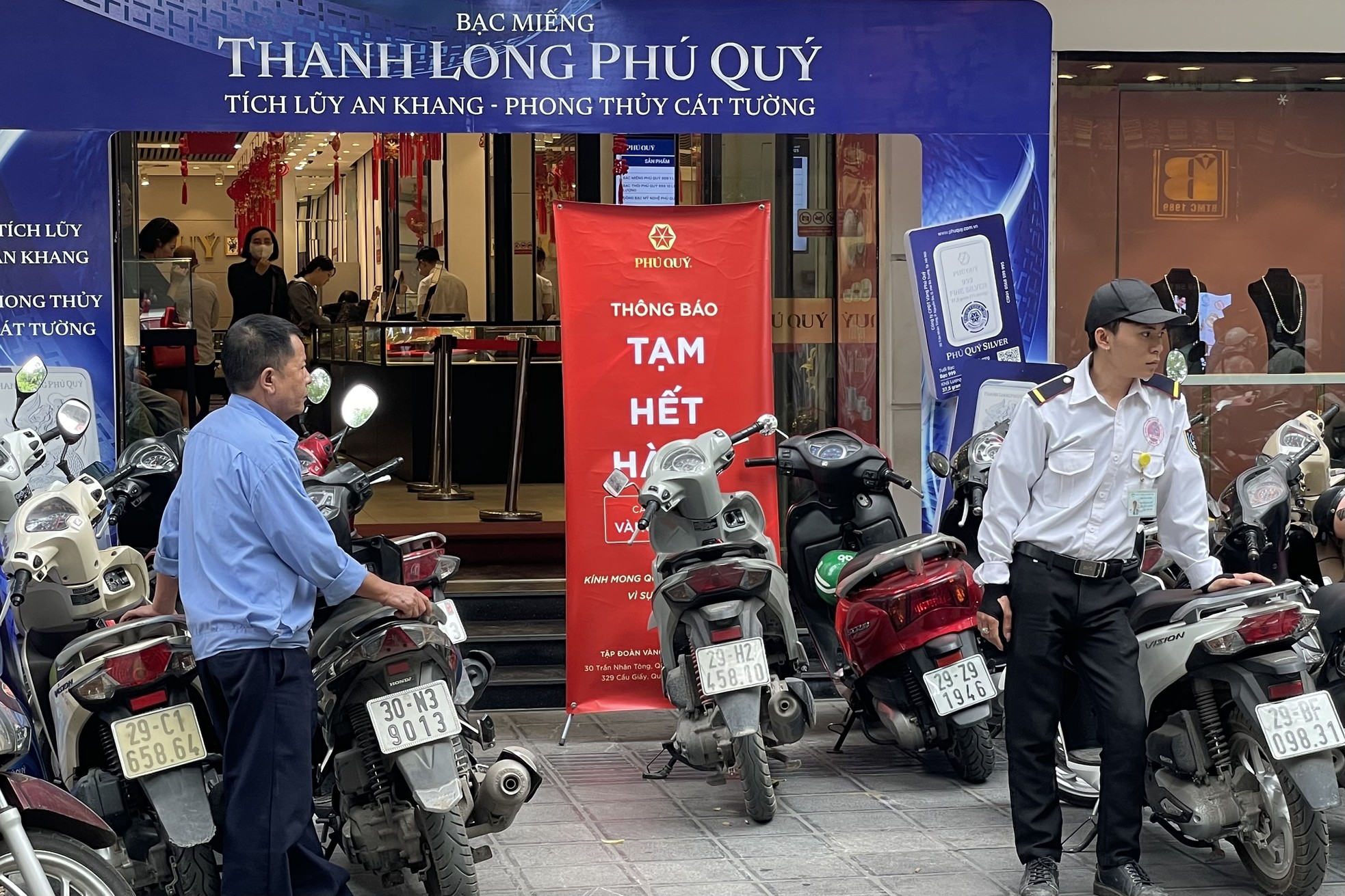 Cảnh tượng chưa từng thấy ở 'phố vàng' Hà Nội - Ảnh 19