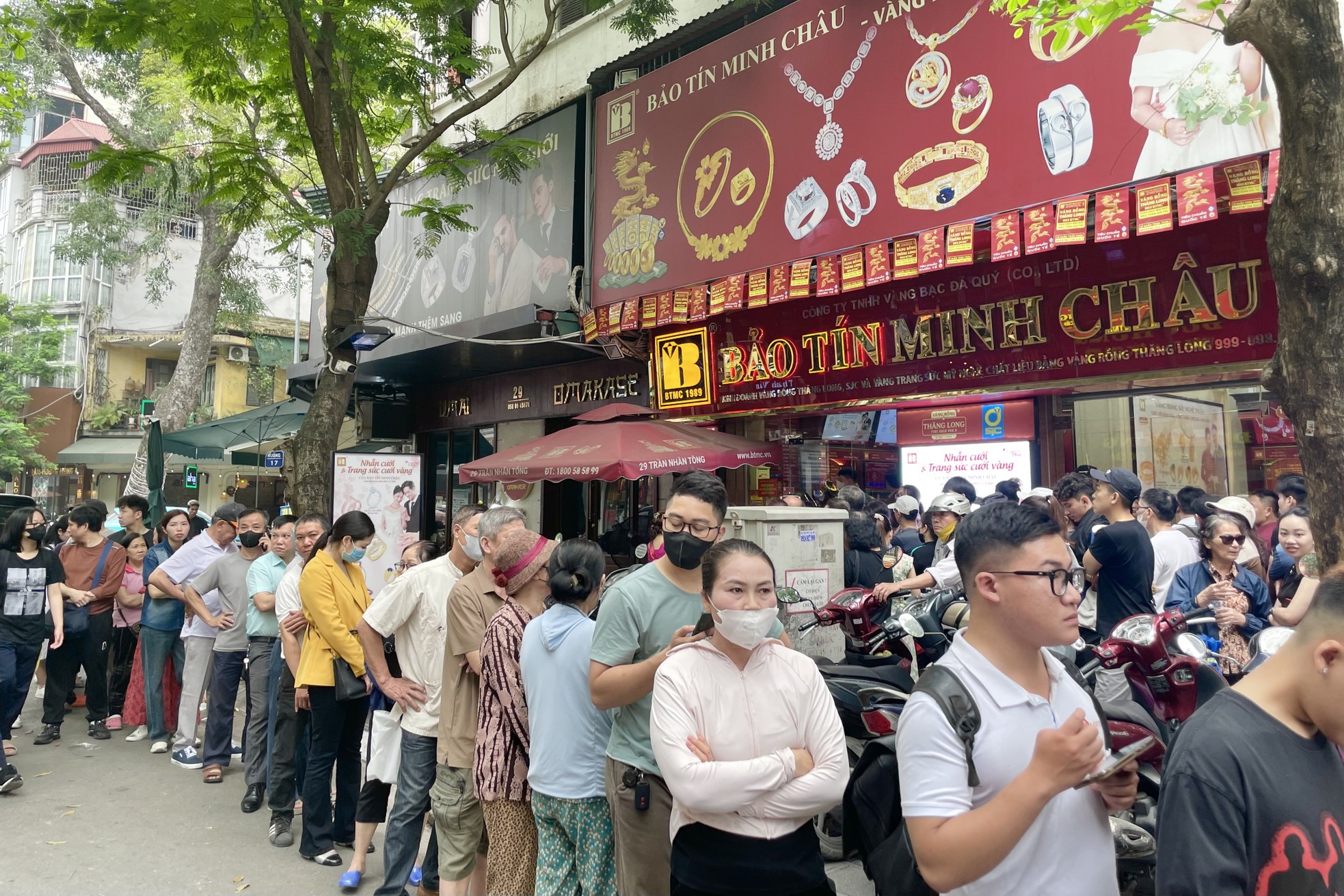 Cảnh tượng chưa từng thấy ở 'phố vàng' Hà Nội - Ảnh 6