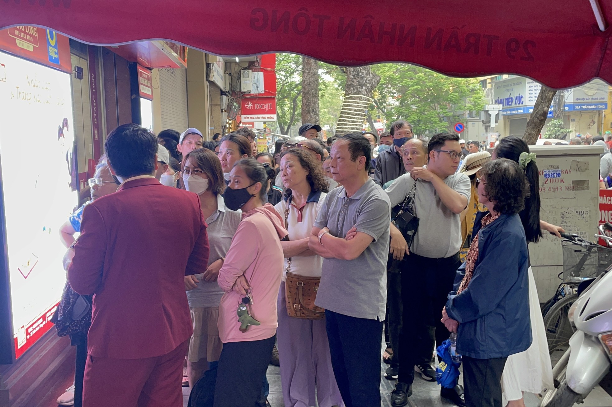 Cảnh tượng chưa từng thấy ở 'phố vàng' Hà Nội - Ảnh 5