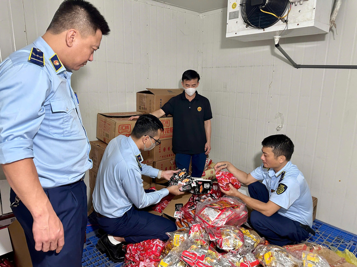 Hàng nghìn gói chân, cánh gà, xúc xích nhập lậu suýt bị tuồn ra thị trường - Ảnh 1