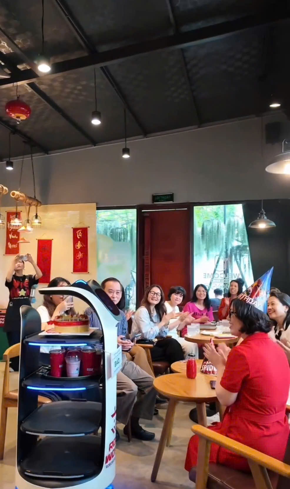 Lần đầu tiên: Quán cà phê Hà Nội dùng robot pha chế, viết thư pháp, chụp ảnh đẹp như nhiếp ảnh gia - Ảnh 4