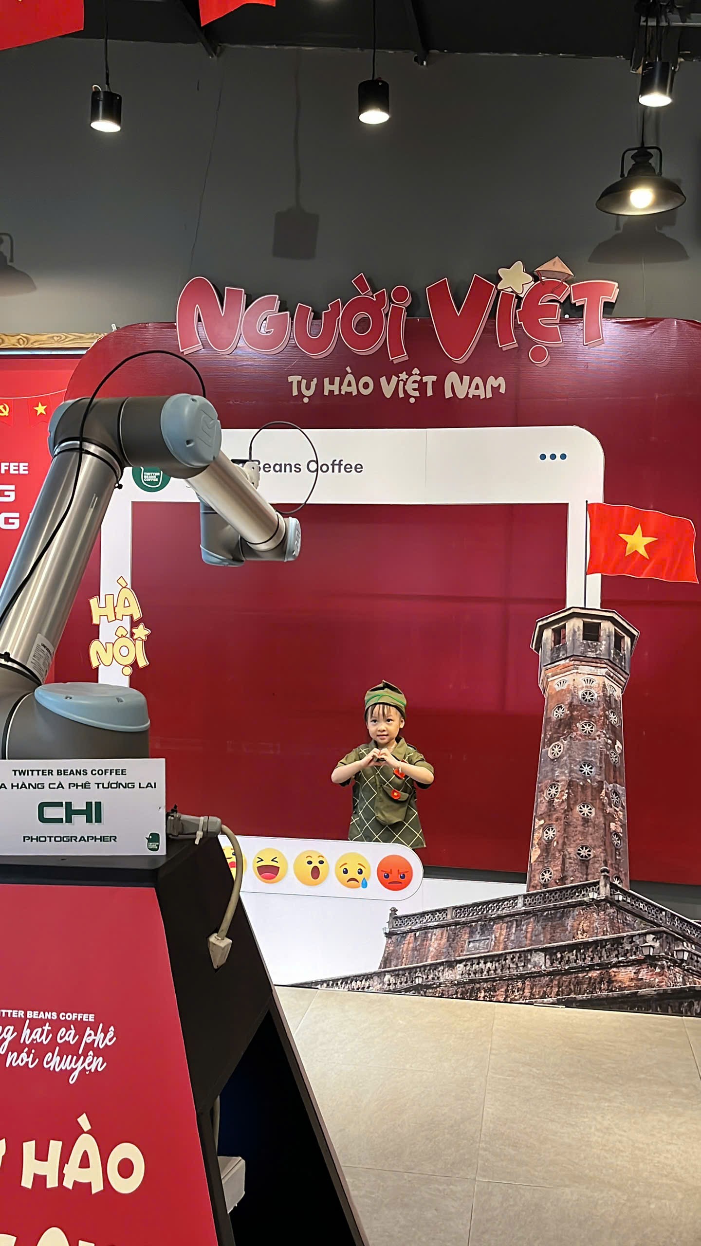 Lần đầu tiên: Quán cà phê Hà Nội dùng robot pha chế, viết thư pháp, chụp ảnh đẹp như nhiếp ảnh gia - Ảnh 5