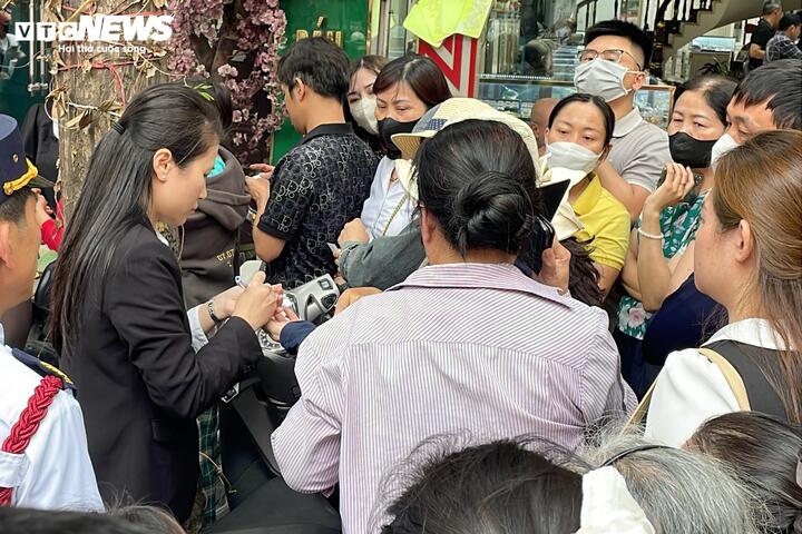 Khách mua 1 chỉ vàng, cửa hàng hẹn 10 ngày sau trả - Ảnh 2