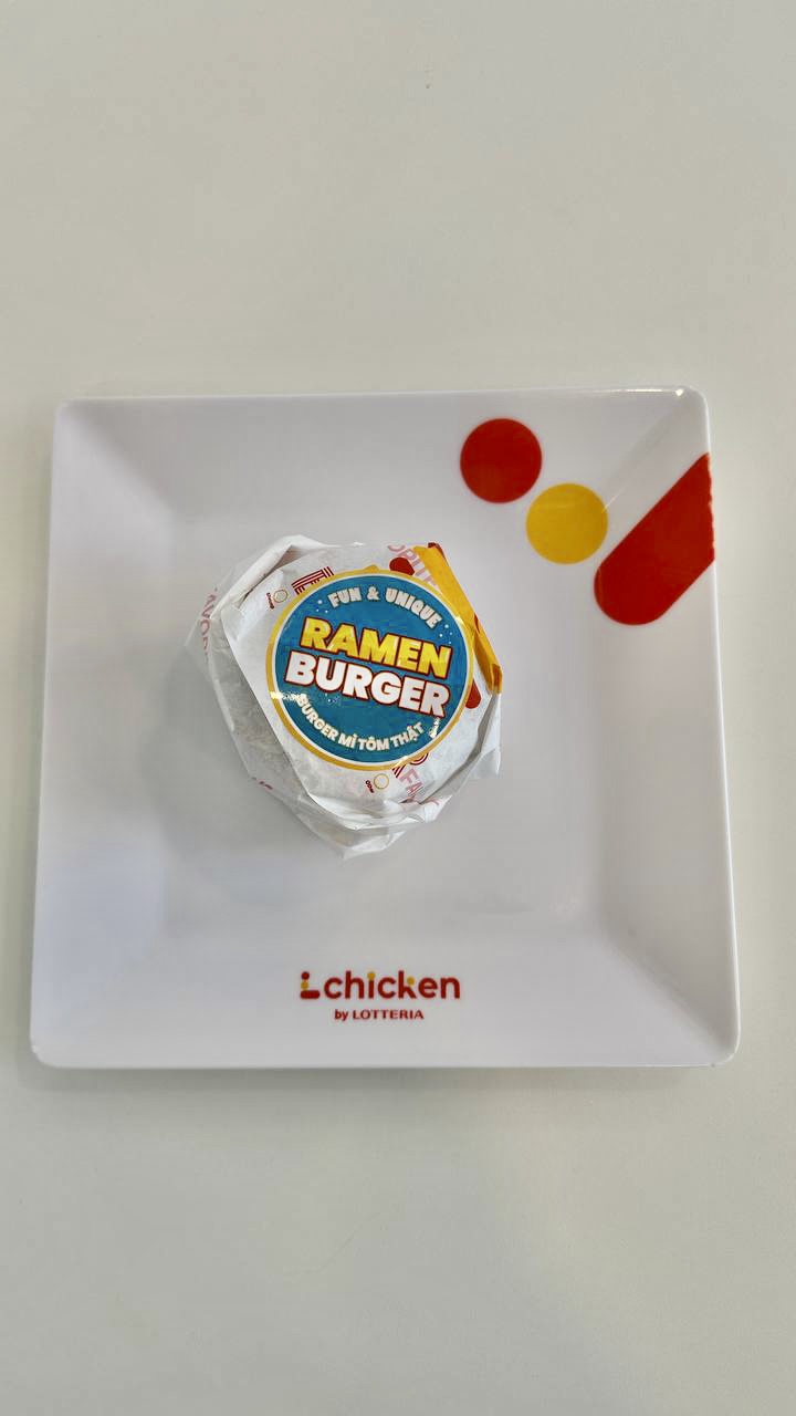 "Cái giá phải trả" khi tò mò ăn thử món burger mì tôm độc lạ: 50k có phải quá đắt? - Ảnh 1