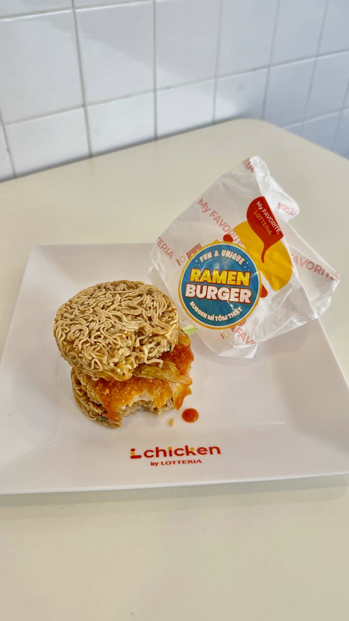 "Cái giá phải trả" khi tò mò ăn thử món burger mì tôm độc lạ: 50k có phải quá đắt? - Ảnh 4