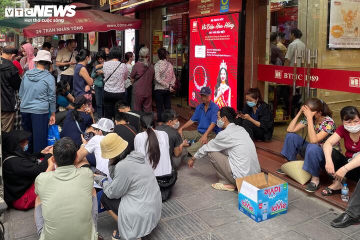Trăm người vạ vật xếp hàng cả sáng chờ mua vàng giá cao kỷ lục - Ảnh 3