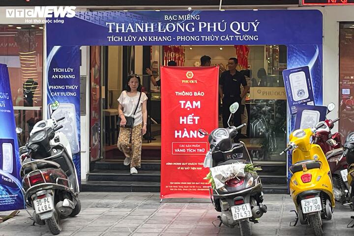 Trăm người vạ vật xếp hàng cả sáng chờ mua vàng giá cao kỷ lục - Ảnh 5