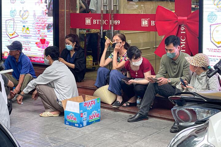 Trăm người vạ vật xếp hàng cả sáng chờ mua vàng giá cao kỷ lục - Ảnh 4