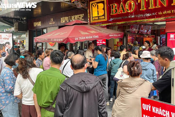Trăm người vạ vật xếp hàng cả sáng chờ mua vàng giá cao kỷ lục - Ảnh 1