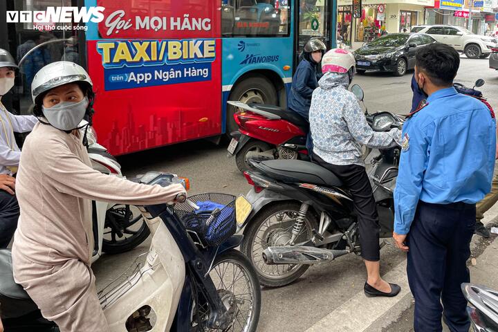 Trăm người vạ vật xếp hàng cả sáng chờ mua vàng giá cao kỷ lục - Ảnh 6