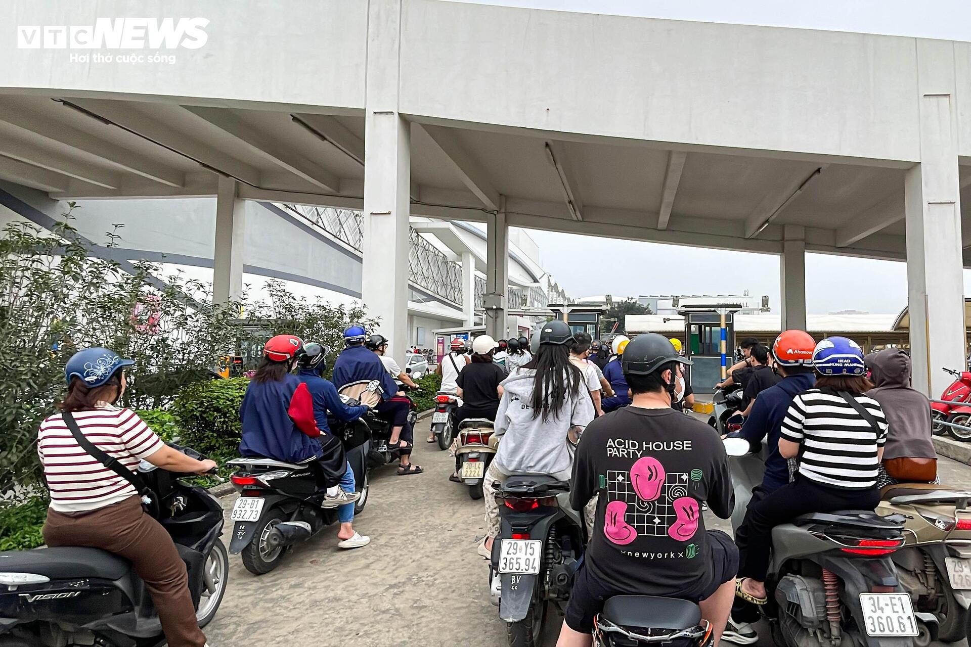 Trung tâm thương mại chật cứng người mua sắm, ăn uống ngày lễ 30/4 - Ảnh 2