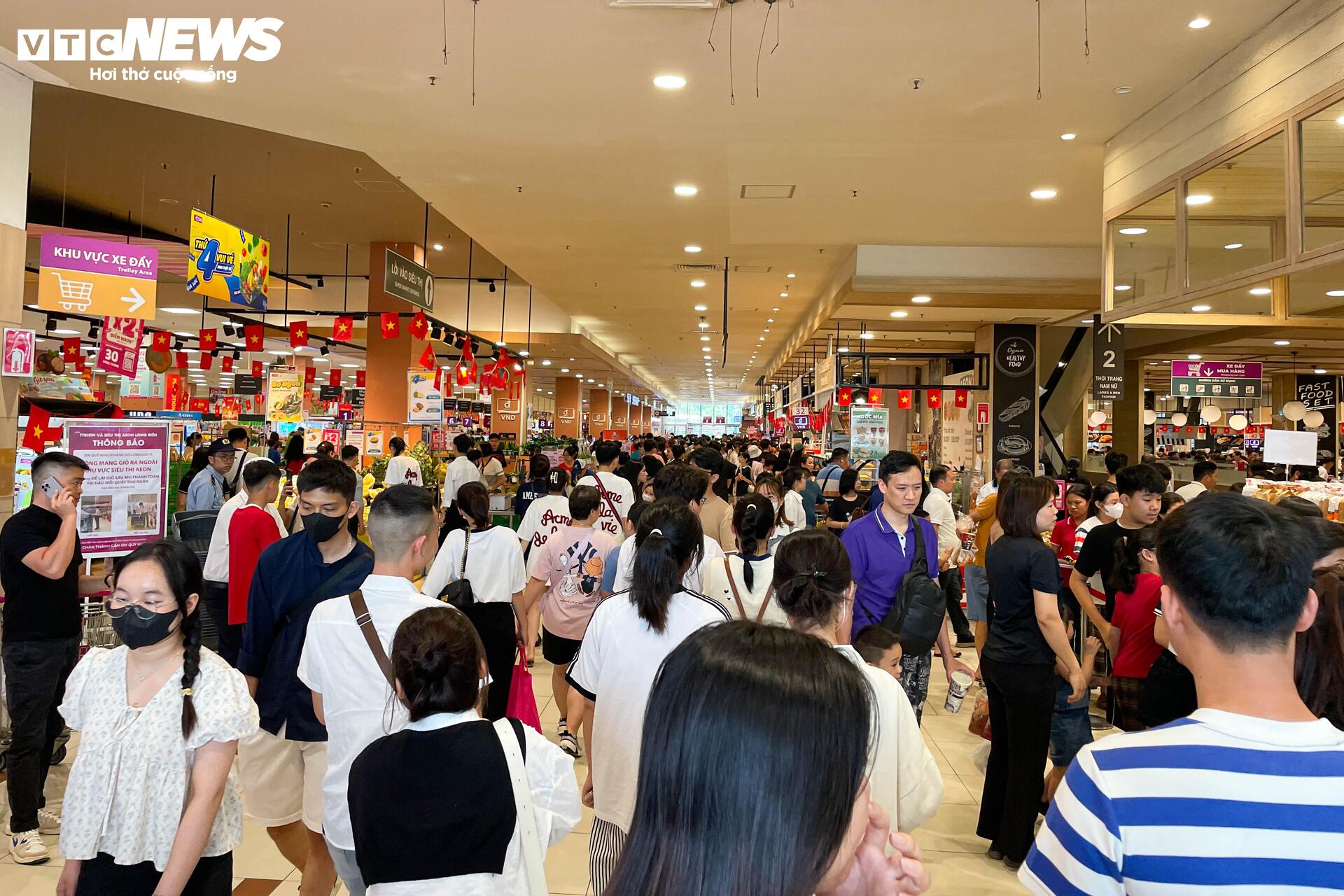 Trung tâm thương mại chật cứng người mua sắm, ăn uống ngày lễ 30/4 - Ảnh 3