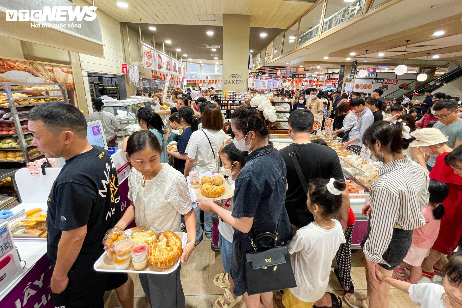 Trung tâm thương mại chật cứng người mua sắm, ăn uống ngày lễ 30/4 - Ảnh 9