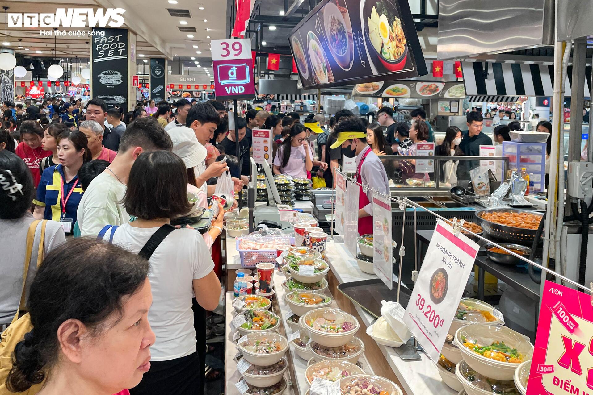 Trung tâm thương mại chật cứng người mua sắm, ăn uống ngày lễ 30/4 - Ảnh 5