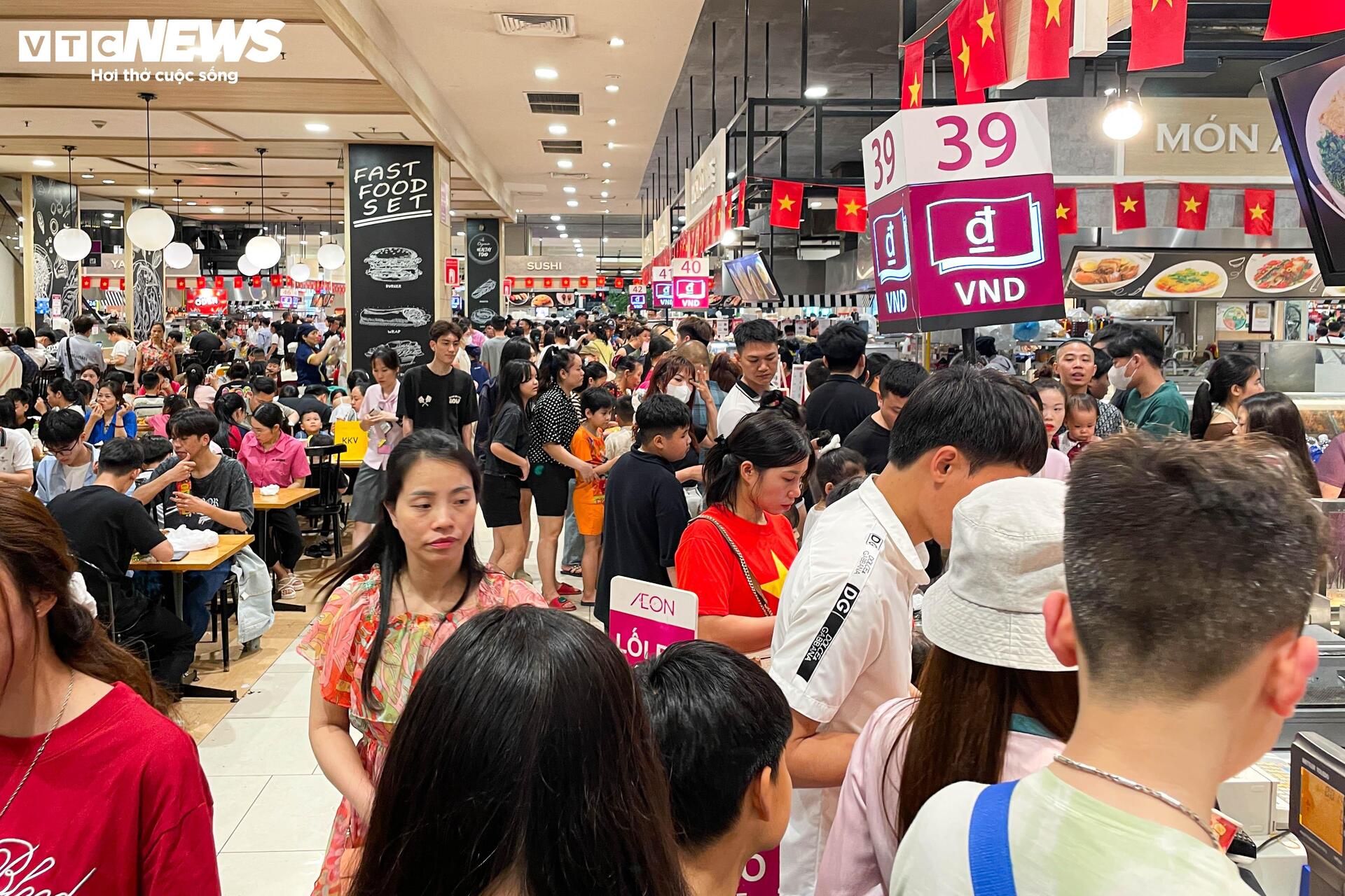 Trung tâm thương mại chật cứng người mua sắm, ăn uống ngày lễ 30/4 - Ảnh 18