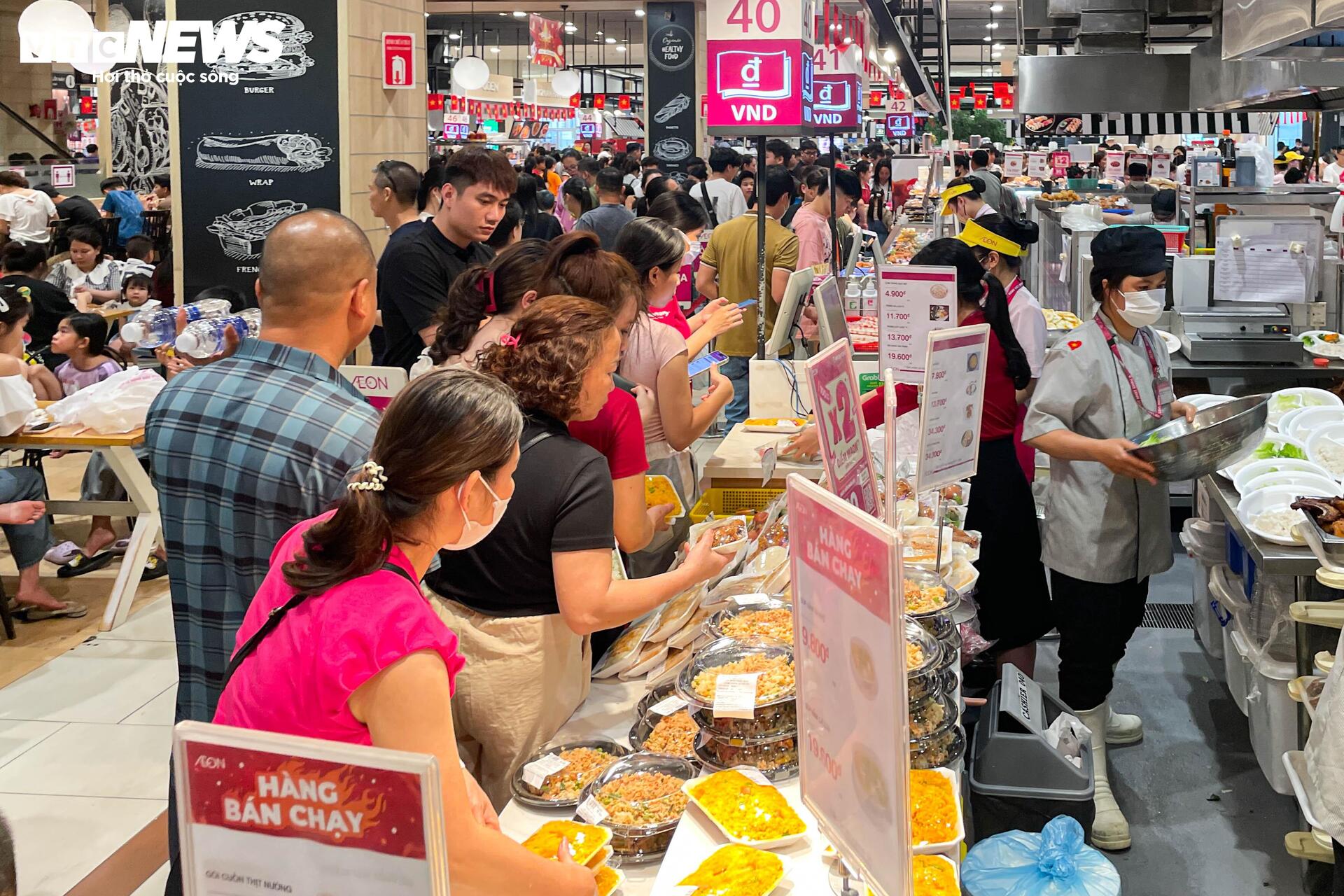 Trung tâm thương mại chật cứng người mua sắm, ăn uống ngày lễ 30/4 - Ảnh 8