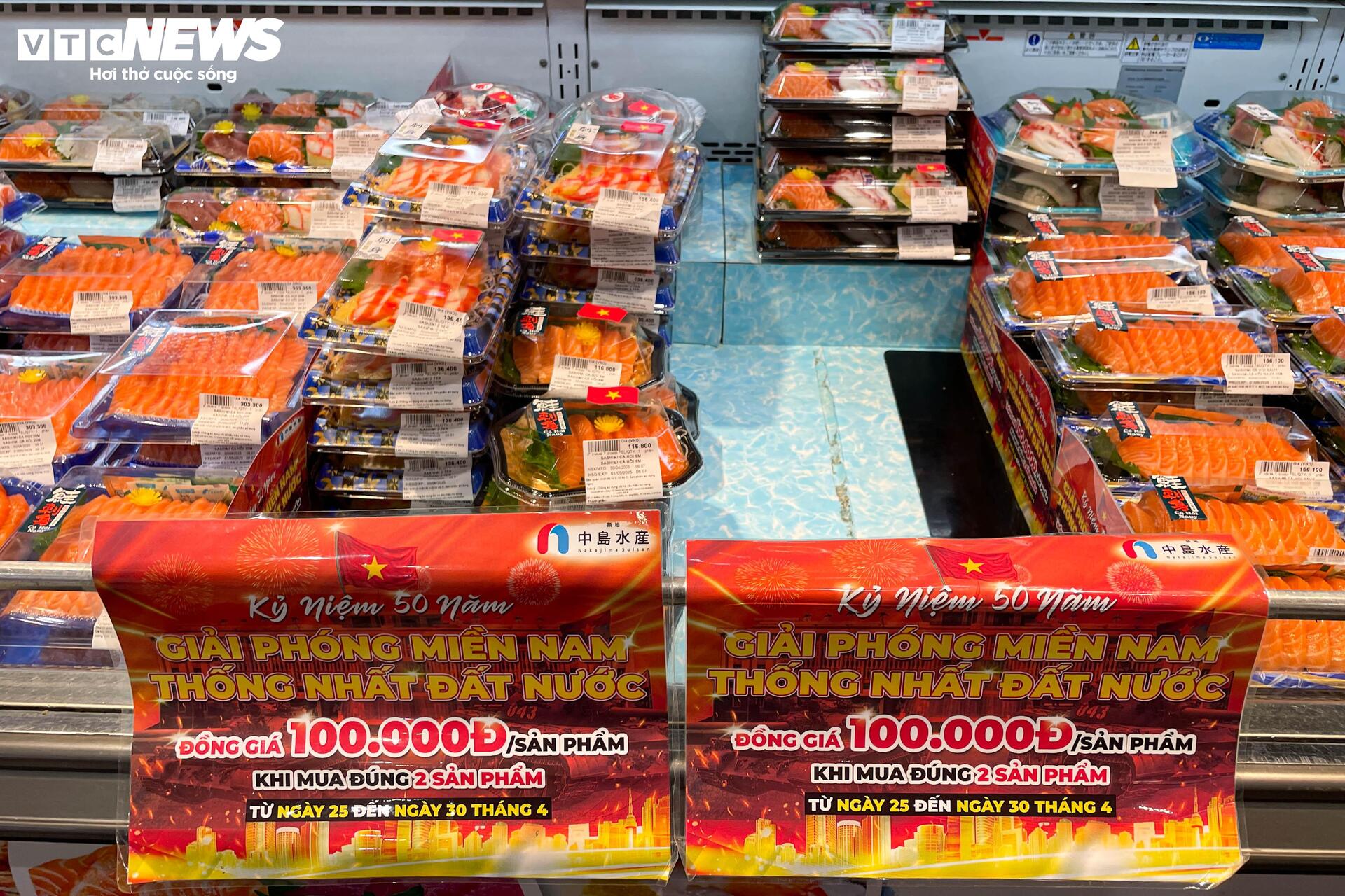 Trung tâm thương mại chật cứng người mua sắm, ăn uống ngày lễ 30/4 - Ảnh 7