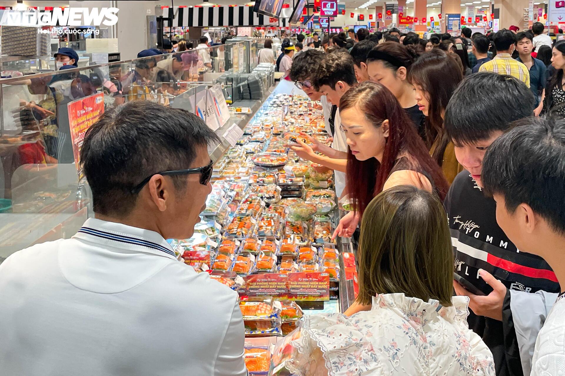 Trung tâm thương mại chật cứng người mua sắm, ăn uống ngày lễ 30/4 - Ảnh 6