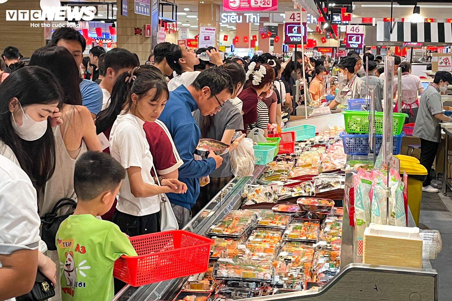 Trung tâm thương mại chật cứng người mua sắm, ăn uống ngày lễ 30/4 - Ảnh 4