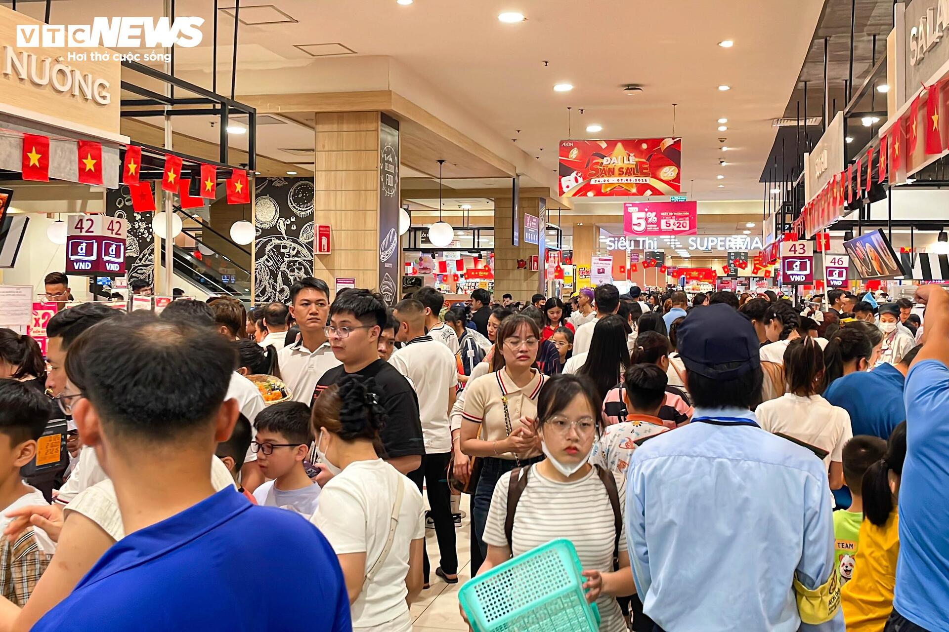 Trung tâm thương mại chật cứng người mua sắm, ăn uống ngày lễ 30/4 - Ảnh 1