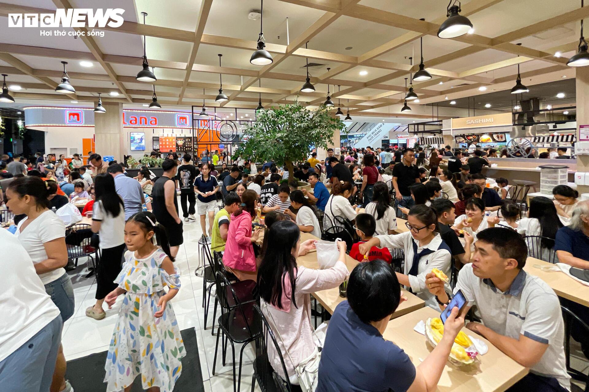 Trung tâm thương mại chật cứng người mua sắm, ăn uống ngày lễ 30/4 - Ảnh 10