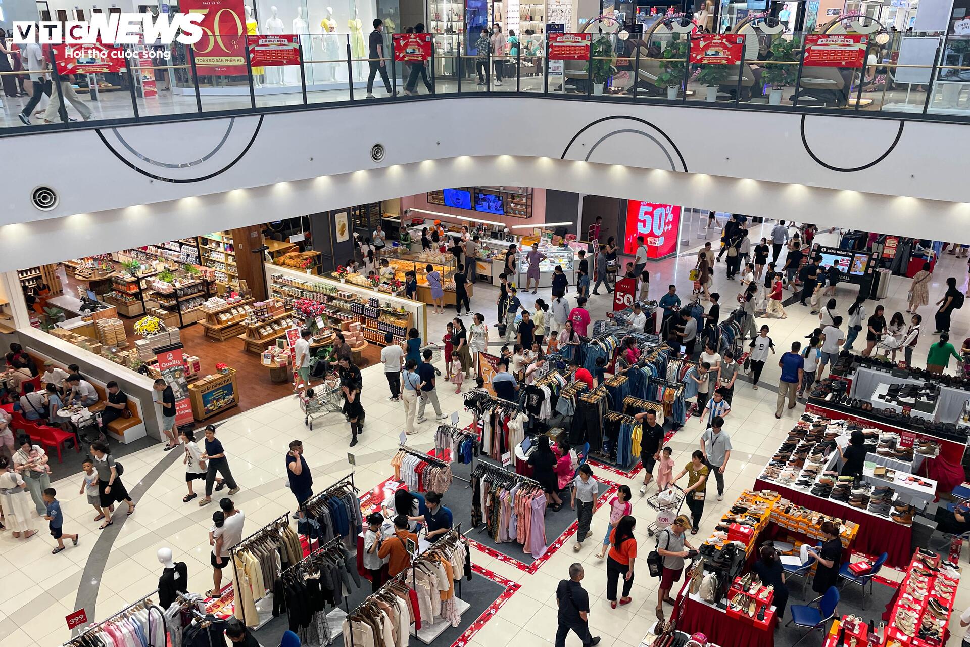 Trung tâm thương mại chật cứng người mua sắm, ăn uống ngày lễ 30/4 - Ảnh 15