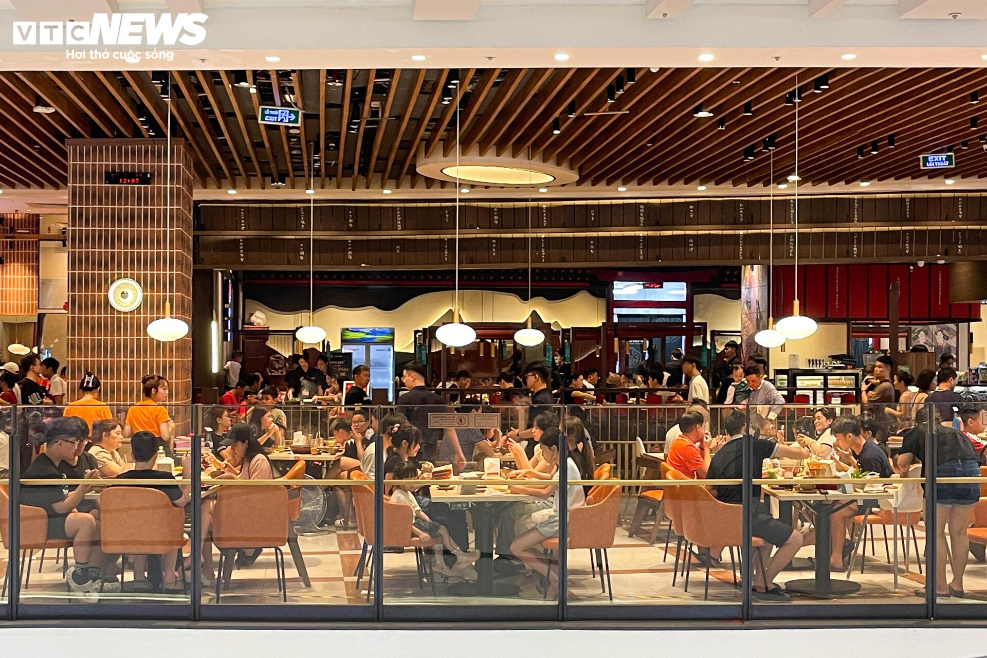 Trung tâm thương mại chật cứng người mua sắm, ăn uống ngày lễ 30/4 - Ảnh 13