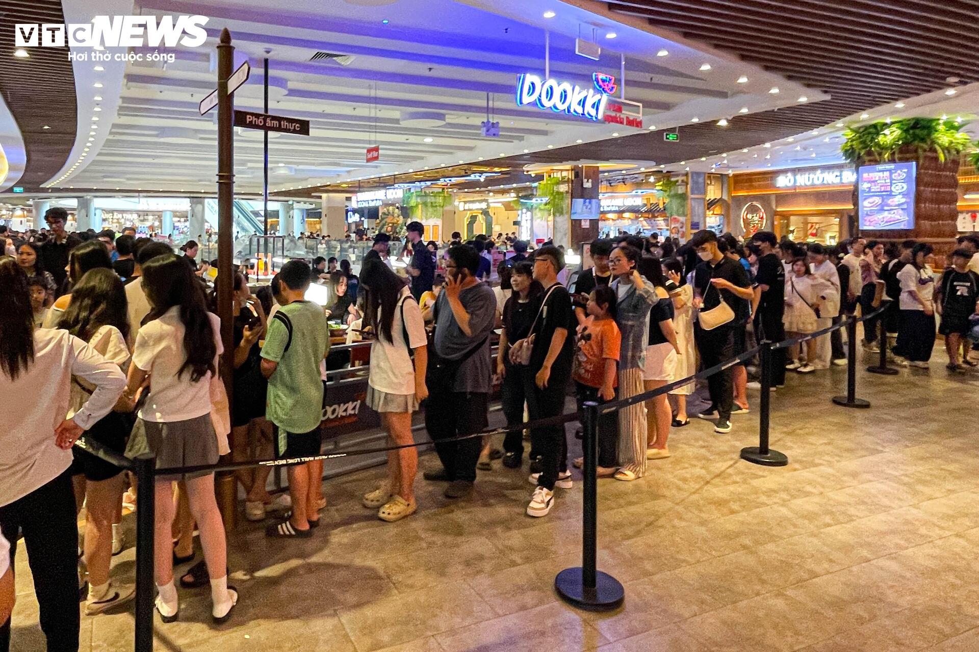 Trung tâm thương mại chật cứng người mua sắm, ăn uống ngày lễ 30/4 - Ảnh 14