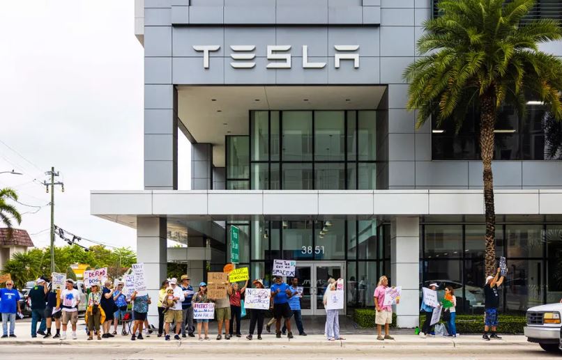 Thuế quan thổi bùng 'cơn sốt' mua ô tô tại Mỹ: Người dân đổ xô đi xem xe vì không muốn mất thêm vài nghìn USD, đại lý bán hàng hết công suất - Ảnh 1