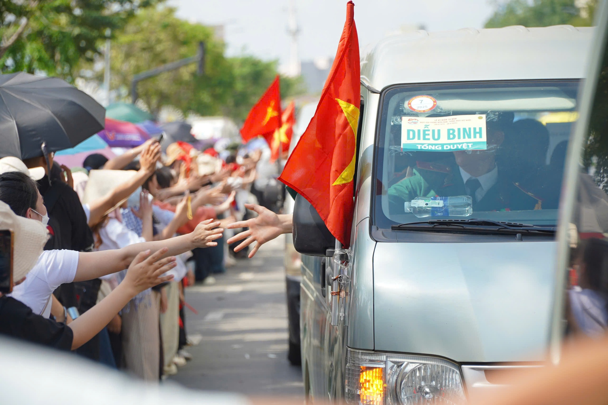Nhiều gia đình ở TP HCM "chơi lớn", thuê khách sạn xem diễu binh, diễu hành lễ 30-4 - Ảnh 6