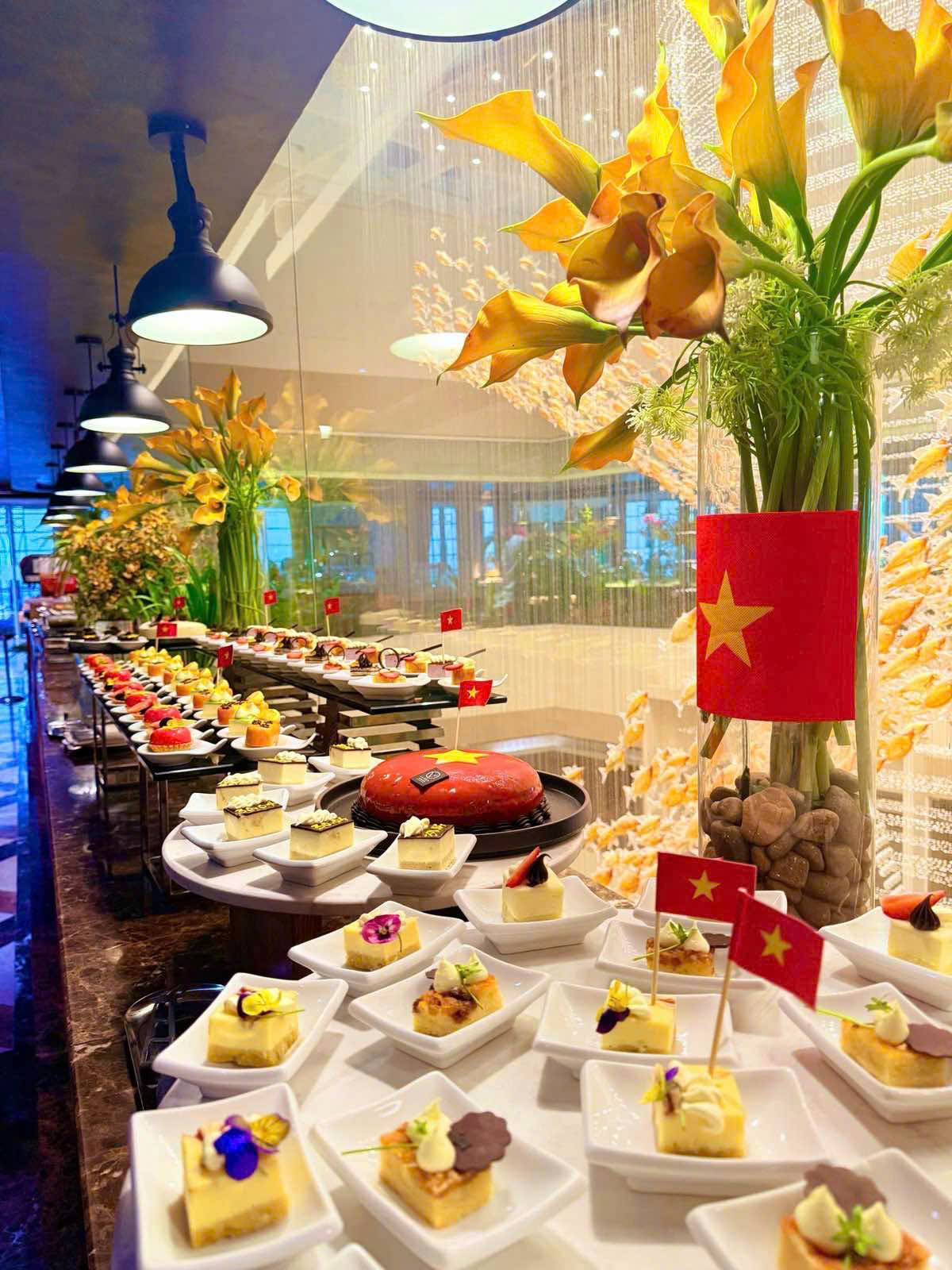 Nhiều gia đình ở TP HCM "chơi lớn", thuê khách sạn xem diễu binh, diễu hành lễ 30-4 - Ảnh 3