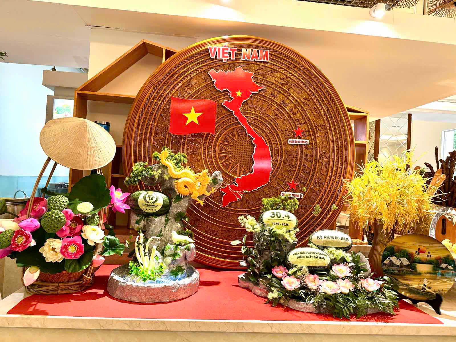 Nhiều gia đình ở TP HCM "chơi lớn", thuê khách sạn xem diễu binh, diễu hành lễ 30-4 - Ảnh 2