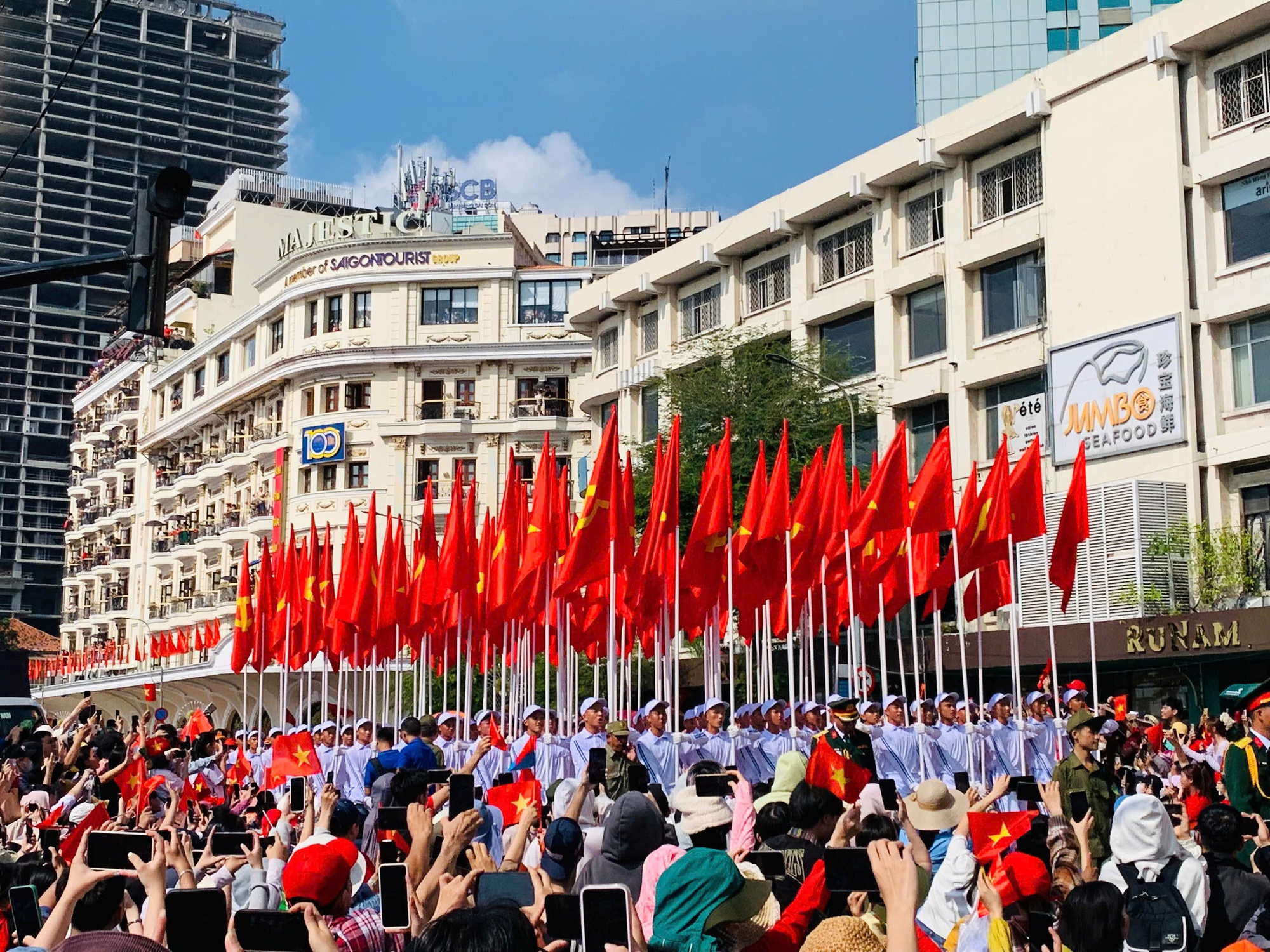 Nhiều gia đình ở TP HCM "chơi lớn", thuê khách sạn xem diễu binh, diễu hành lễ 30-4 - Ảnh 5